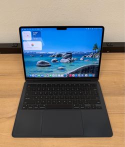 13.6" MacBook Air M2 8 Core*256GB SSD*8GB RAM