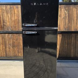 Galanz 24" 10 Cu. Ft Refrigerator 