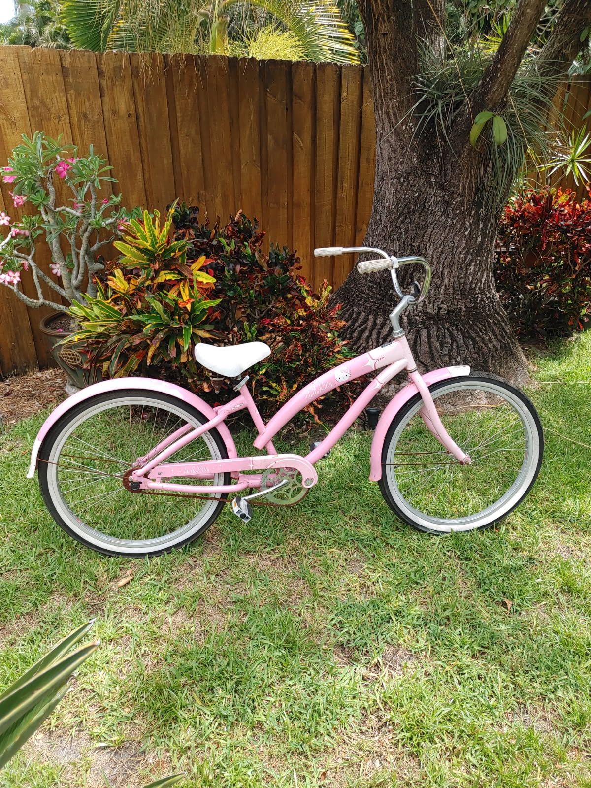 Preowned ready to ride women’s hello kitty bike beach cruiser bicycle