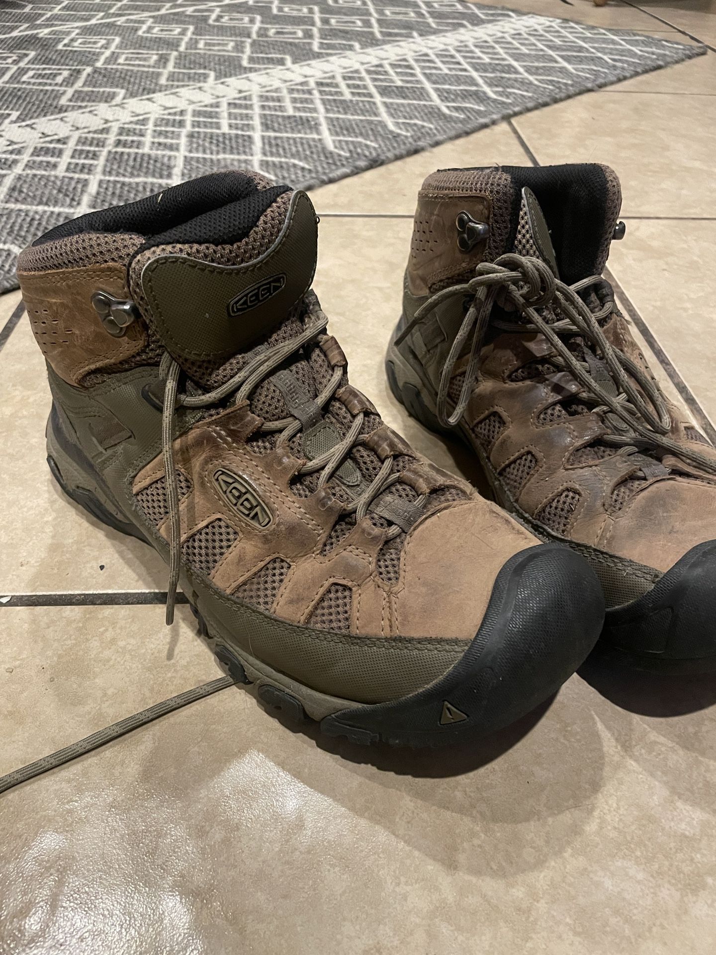 Keens Boots Size 10 Mens