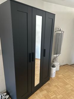 Wardrobe with 3 doors and built in mirror