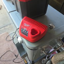 M12 Charger  Milwaukee   