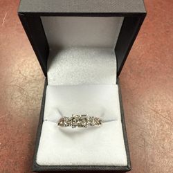 Diamond Ring 10 Kt 5.1 Grams Aprox. 0.30 Ctw Diam