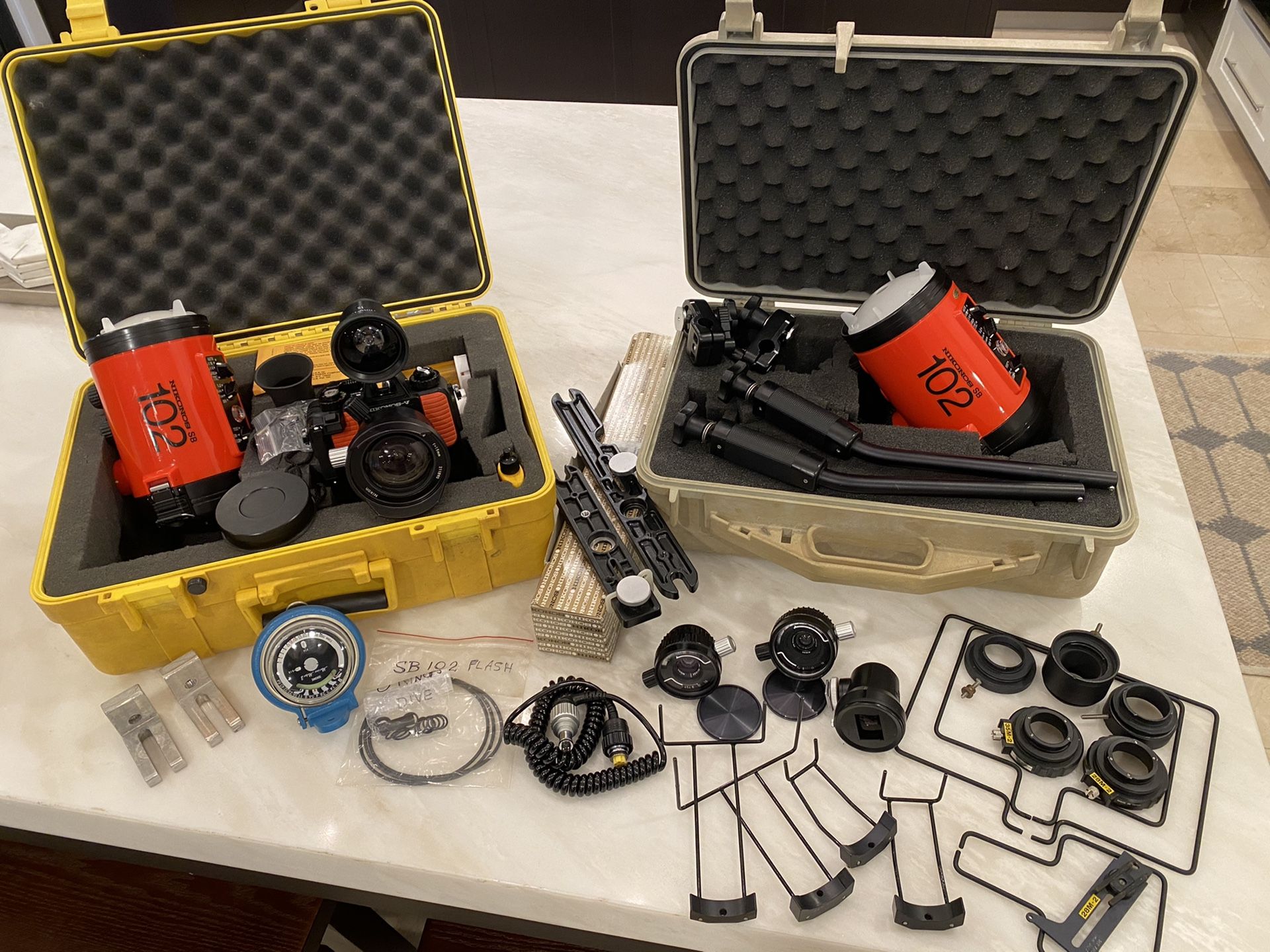 NIKONOS-V Nikon 35mm underwater camera UW-NIKKOR 1.2.8 f=15mm lens flash kit.