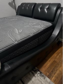 Queen size bed & mattress with dressers