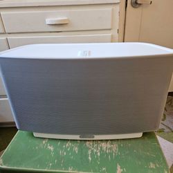 Sonos Play 5 Gen 1 in White.