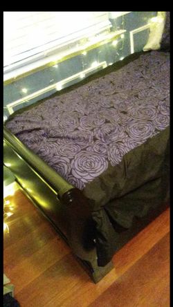 Excellent condition twin bed not even a year old