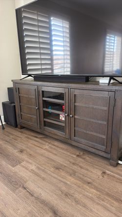 Entertainment center/ TV stand