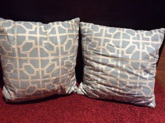 2 decorative pillows