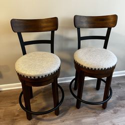 Table / Bar Chairs 
