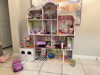Dollhouse With Many Barbies, Car, Boat And All Accessories!