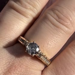 14k Gold 1 Carat Diamond Ring With Accent Diamonds 