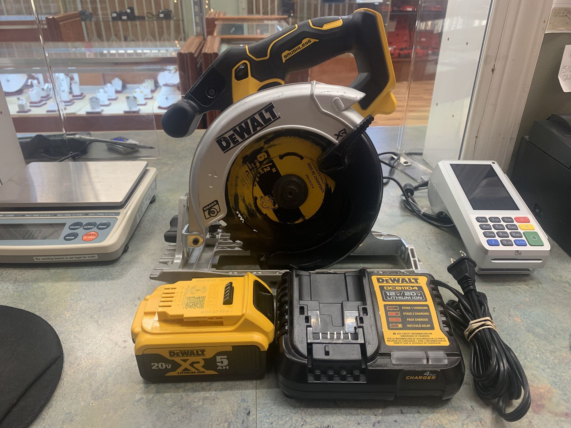 Dewalt DCS565 20V Max Circular Saw W/ Battery & Charger 