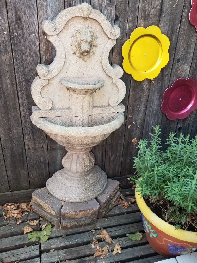 4ft resin water fountain comes with pump Moving need gone ASAP Pickup in la Puente