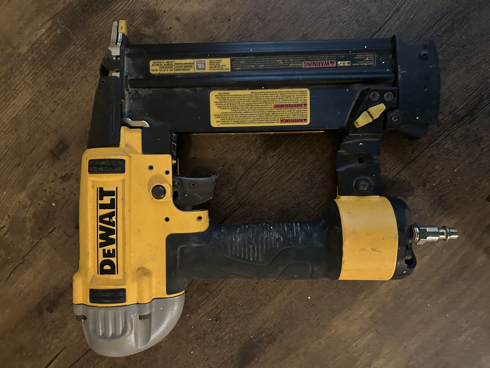 Dewalt Staple Pneumatic Staple Gin