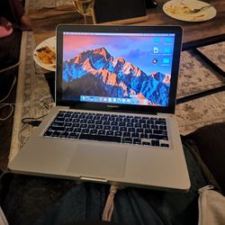 Macbook Pro Laptop 13 Inch GREAT FUNCTIONALITY