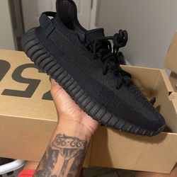 yeezy 350 onyx size 10.5