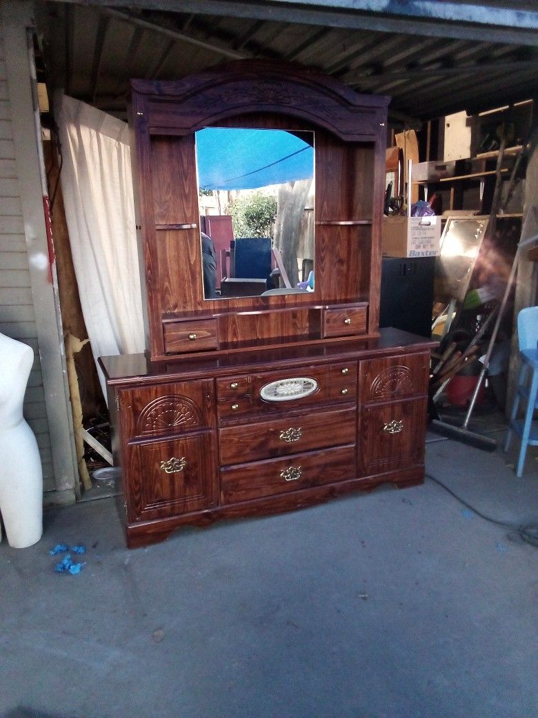 Bedroom Mirror And Dresser Drawer