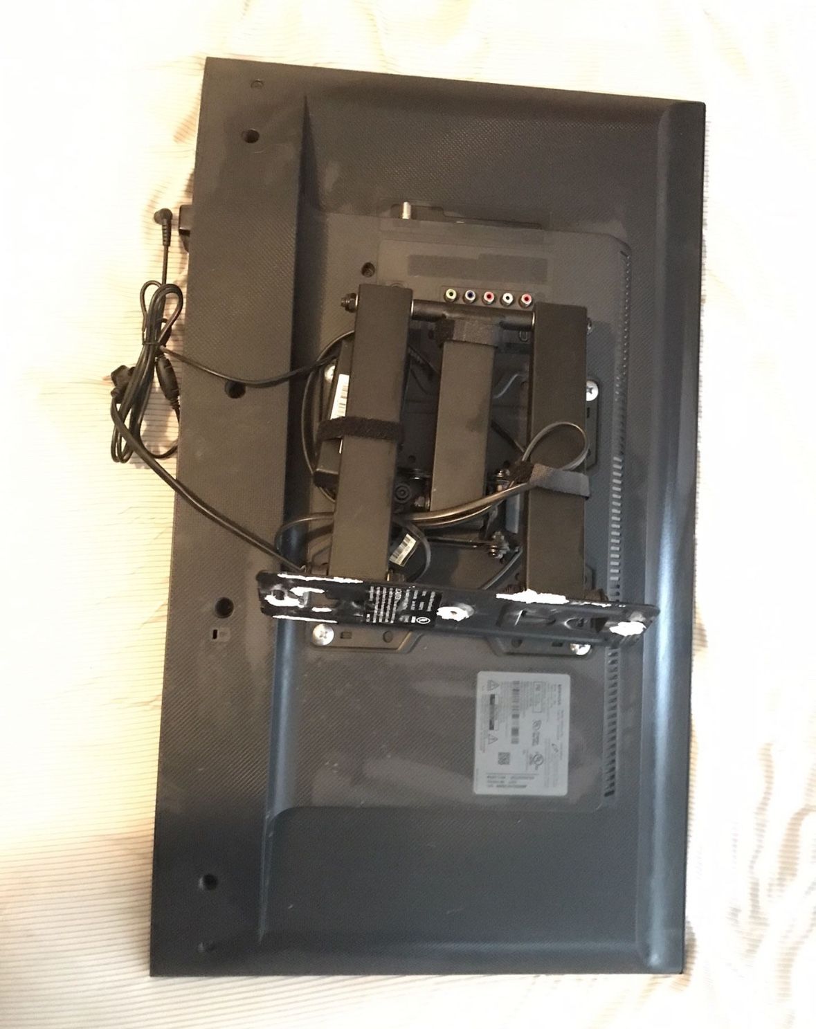 Samsung 30in Tv With Swivel Wall Mount for Sale in Riverside County, CA