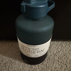 Simple Modern 64oz Summit Tritan Bottle New 