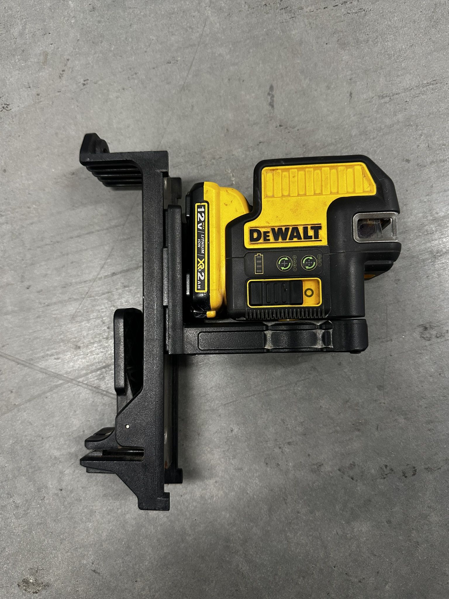 DEWALT 12V MAX 5 SPOT CROSS LINE GREEN LASER