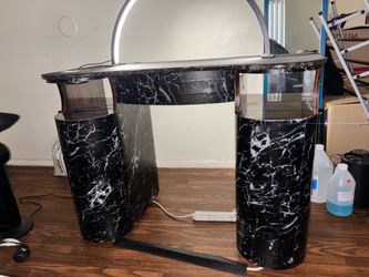 Nail desk