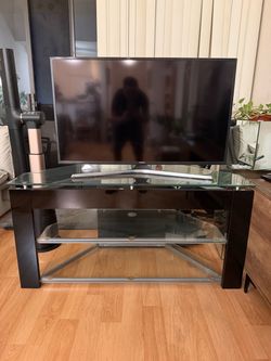 Samsung TV 32in & TV Stand Combo