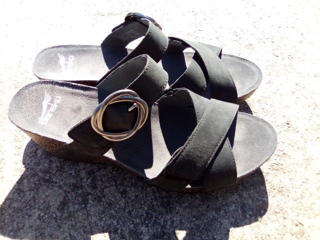 Dansko Black Sz 40 Sandals Heels Leather