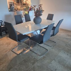 Dining Table In Great Condition 6 Seats Free