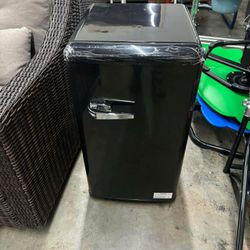 2.7 Cu.Ft Fridge with Freezer, Retro Single Door, Black