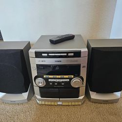 Phillips stereo system with speakers 
