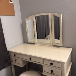 Table Vanity With Stool Chair / Lights 