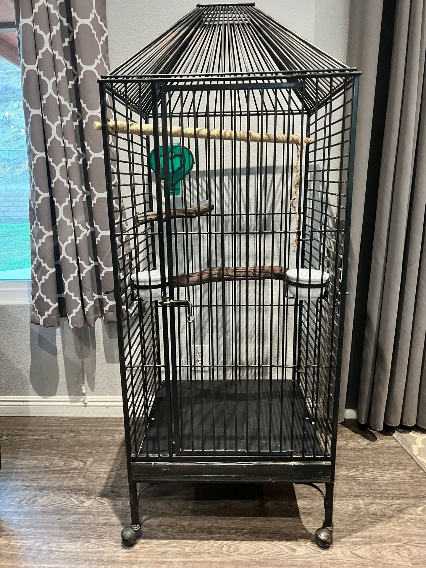 Large Bird Cage Metal With Perch’s And Feeding Bowls