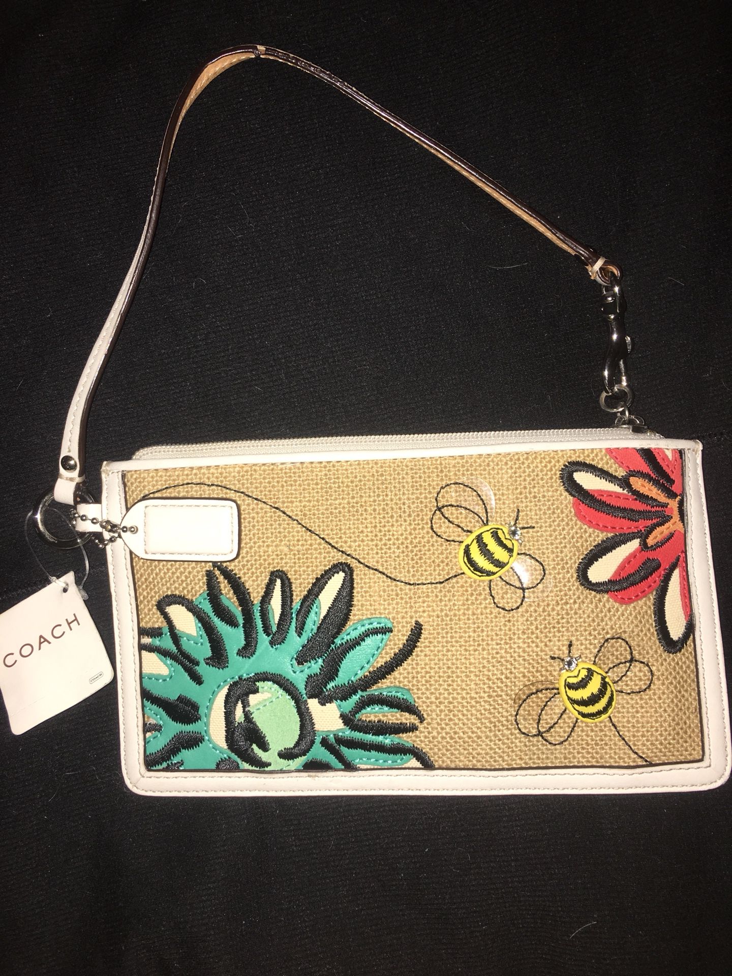 NEW Coach straw bee wristlet burlap bumblebee and flower for Sale in  Victorville, CA - OfferUp