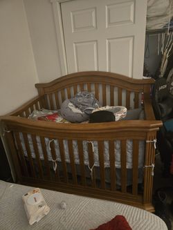 Baby crib/ toddler bed