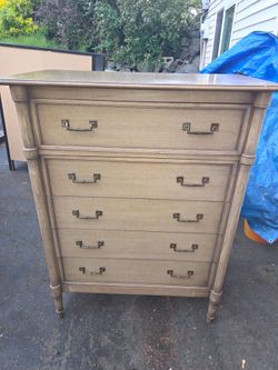 Drexel Antique 5 drawers Dresser.  Delivery Available For An Extra Fee