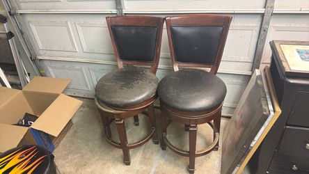 Barstools swiveling