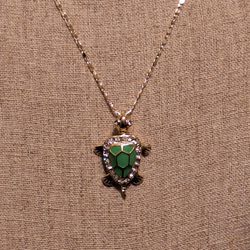 NECKLACE WITH TURTLE PENDANT 