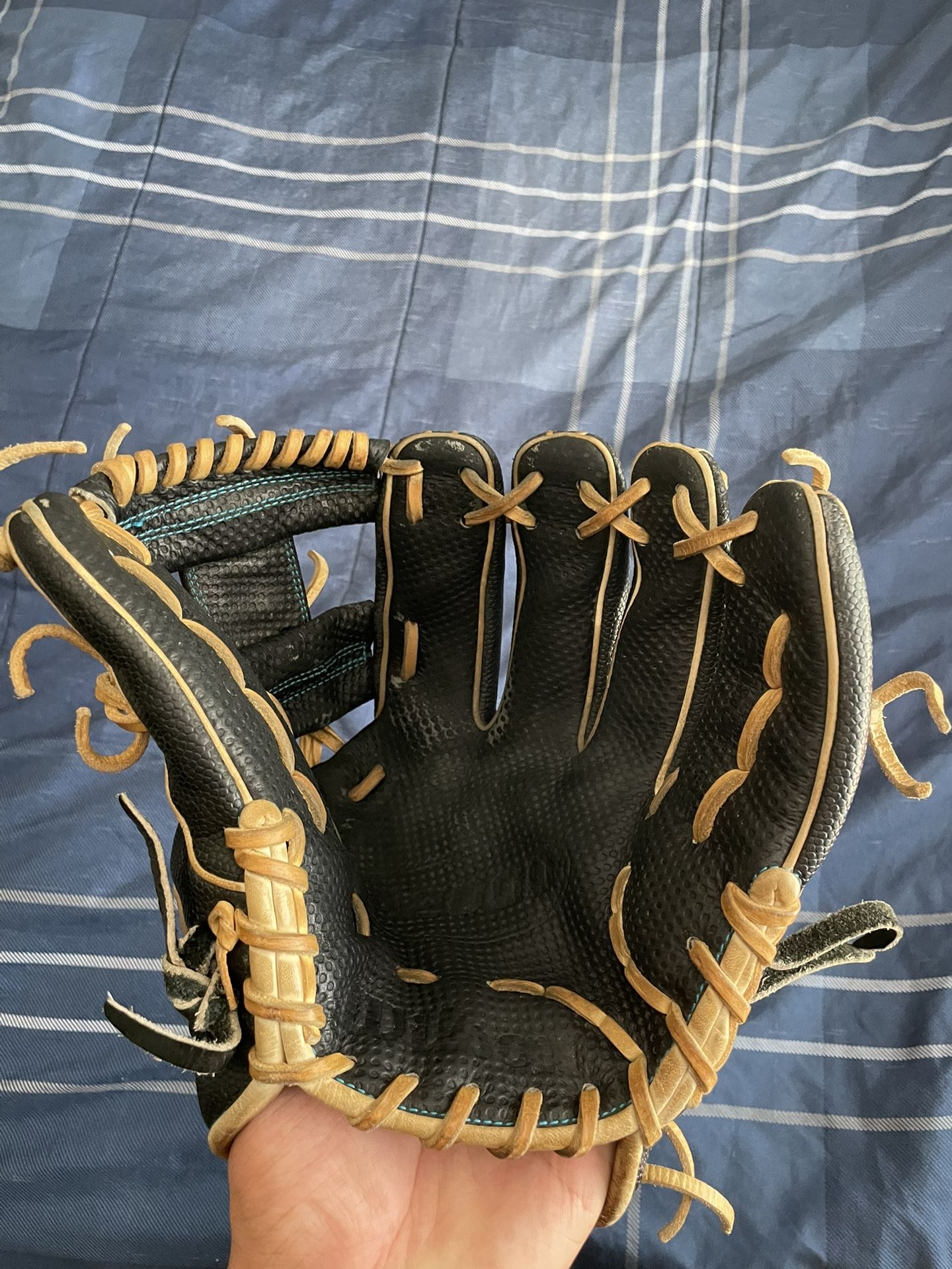 Wilson A2000 11.5 infield glove
