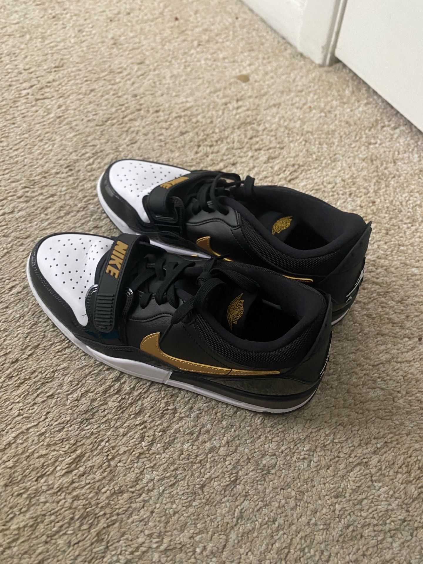 Jordan’s, worn 3 or 4 times, good condition. Size 10
