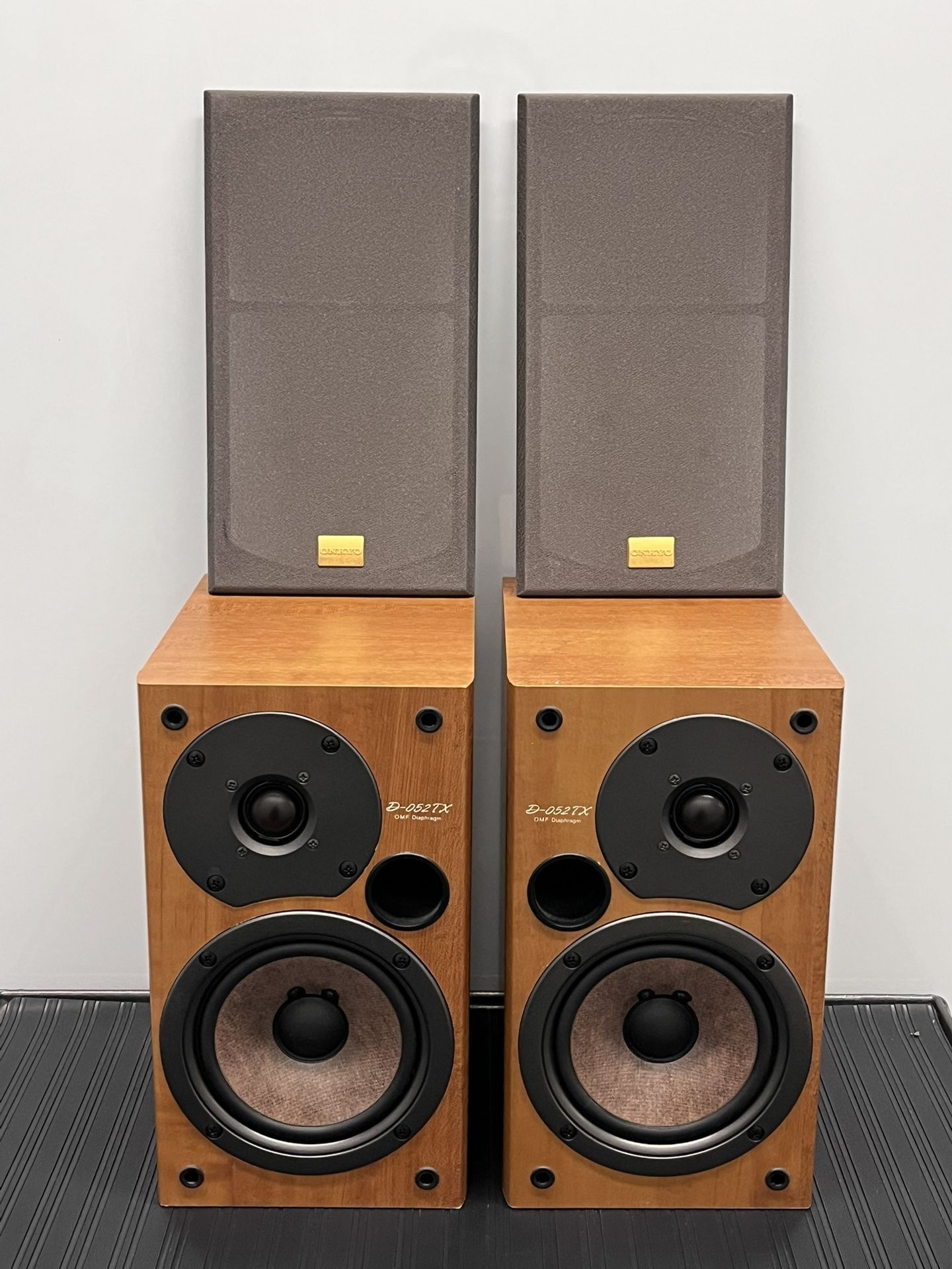 Onkyo D-052TX Pair of Bookshelf Speakers Wood Grain (Japan Version)