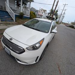 2017 Kia Niro Touring Hybrid  Pending 