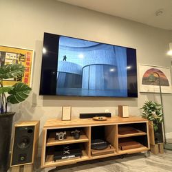 BEAUTIFUL HAND CRAFTED VINTAGE RED OAK CREDENZA (DELIVERY AVAILABLE) 