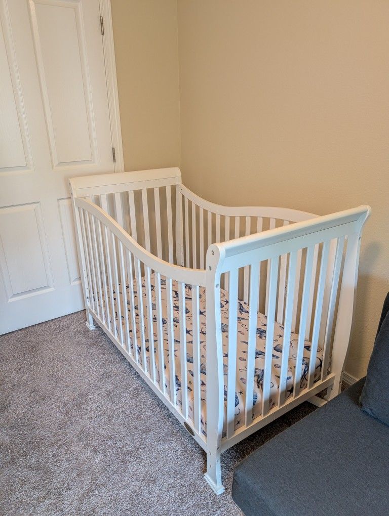 Dream On Me Crib with separate Mattress- Like New