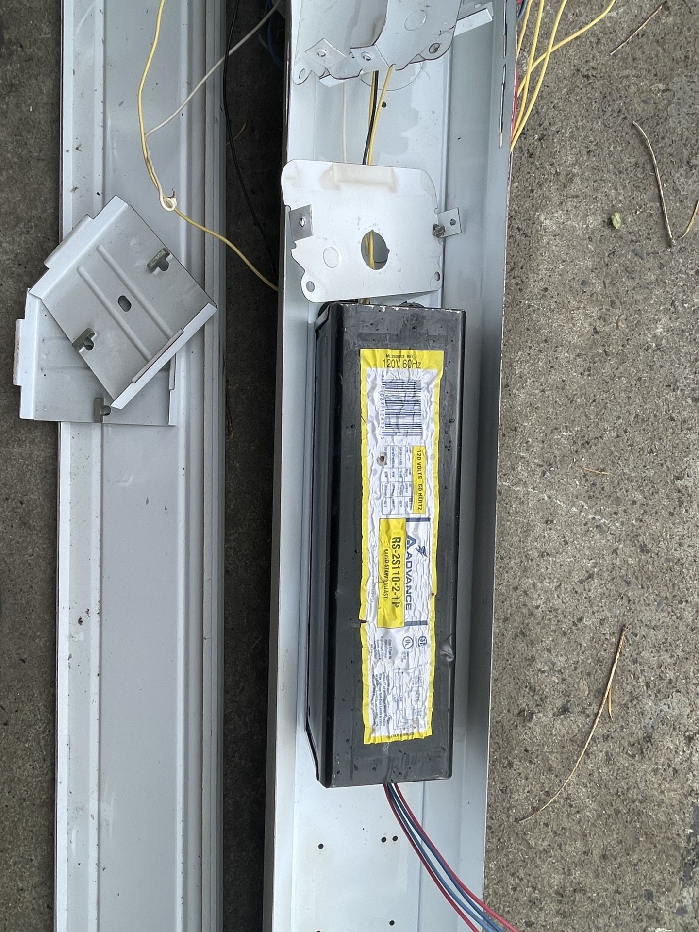 8’ Flourescent Lighting W/bulbs