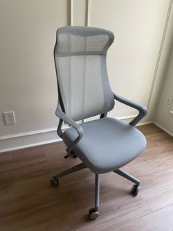 Mesh Office Chair – Like New, Light Gray