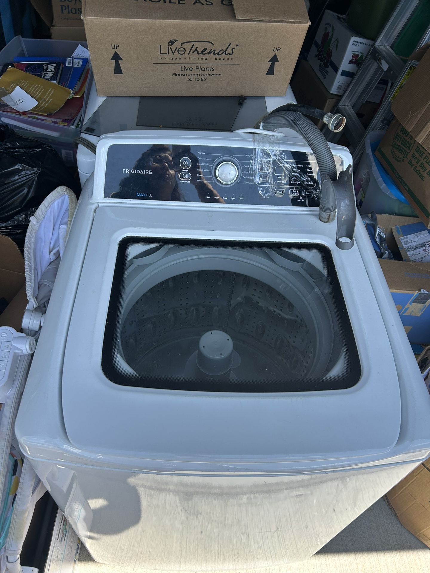 Frigidaire washer and dryer white full-size