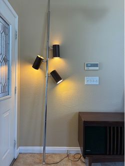 Vintage Mid Century Modern George Nelson Holzzylinder Style Tension Pole Chrome Floor Lamp, c.1960s