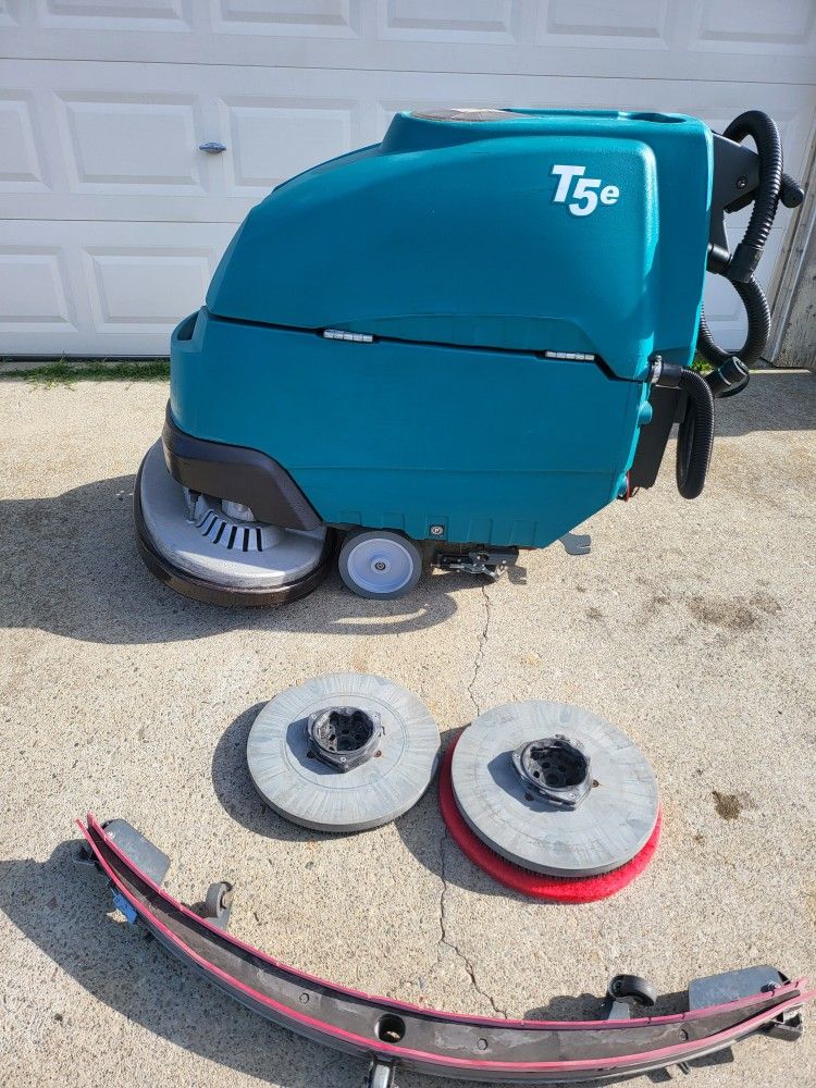 Floor Scrubber Machine.TENNAN https://offerup.com/redirect/?o=VDVlLmZyZWU= Del.hablo Esp.