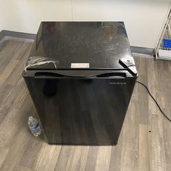 Mini Fridge NEAR NEW